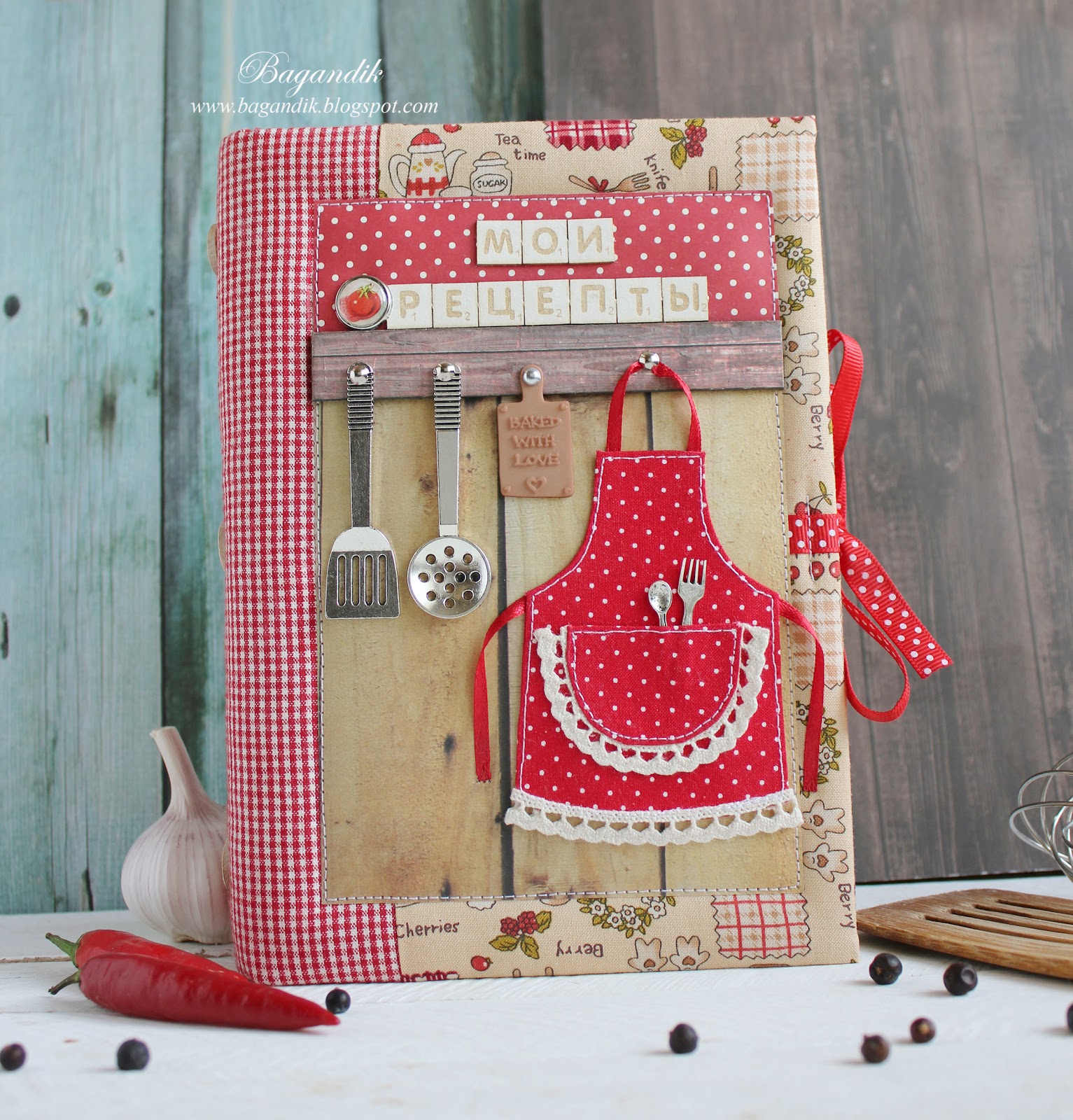 Книга рецептов обложка. Украшения для блокнота. Кулинарная книжка скрапбукинг. Оформление кулинарной книи. Кулинарная книга скрапбукинг.