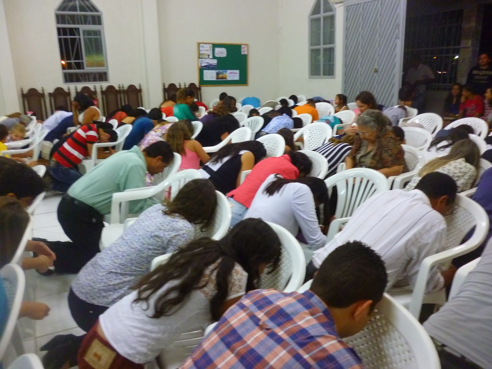 Featured image of post Imagens Pessoas Orando De Joelhos Na Igreja