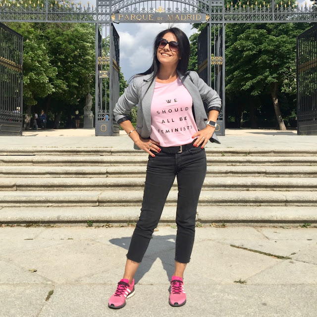 SPRING OUTFIT  LOOK: camiseta feminista blazer jeans retro zapatillas adidas Adizero Boston boost  WE SHOULD ALL BE FEMINISTS