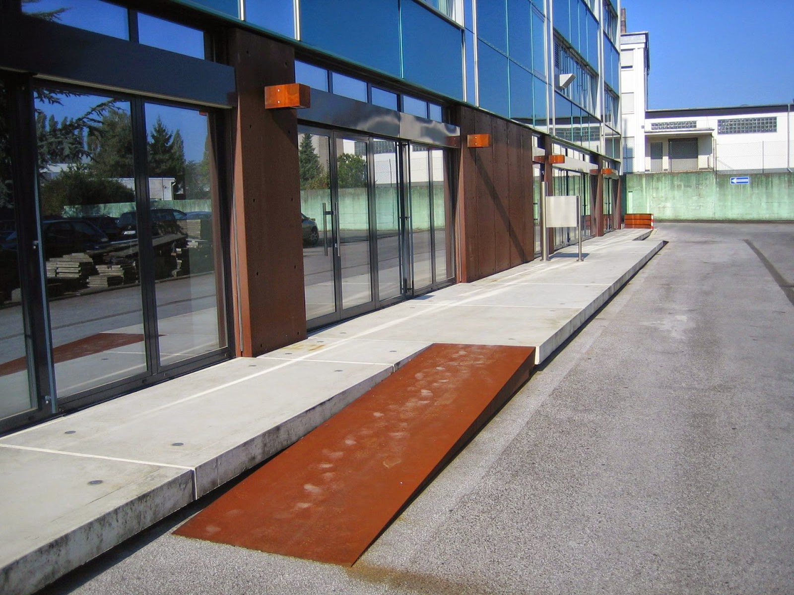 FRÖBEL METALLBAU Cortenstahl PATINAX Rostflecken auf den Bodenbelag