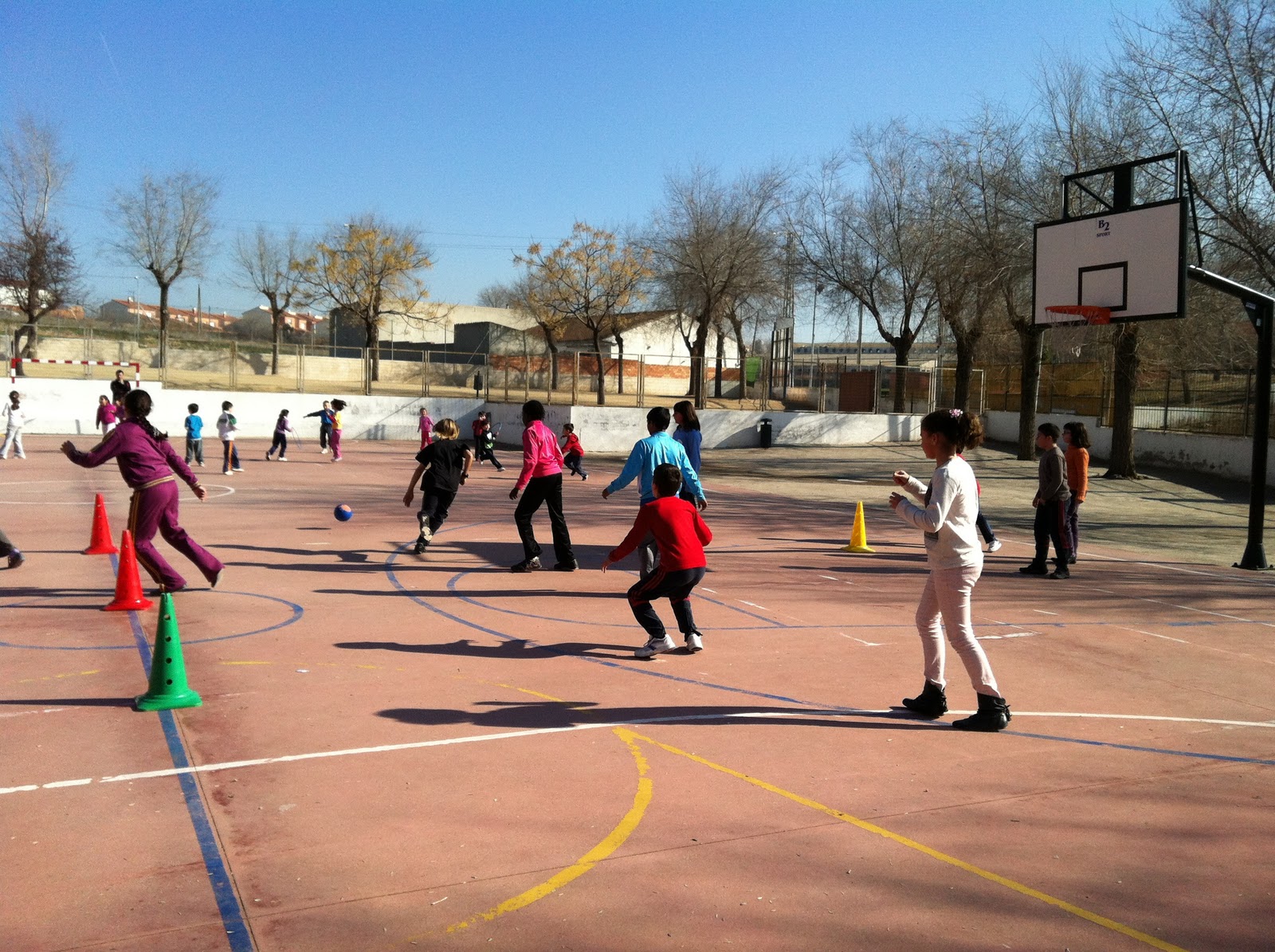 La clase de Daniela Educación Física Jugando al balón