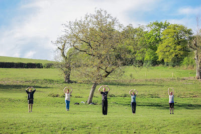 Tai Chi doen op een grasveld in Frankrijk