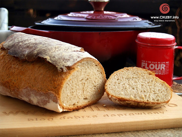 Naczynie żeliwne La Cuisine, chleb pszenny i gulasz z kociołka
