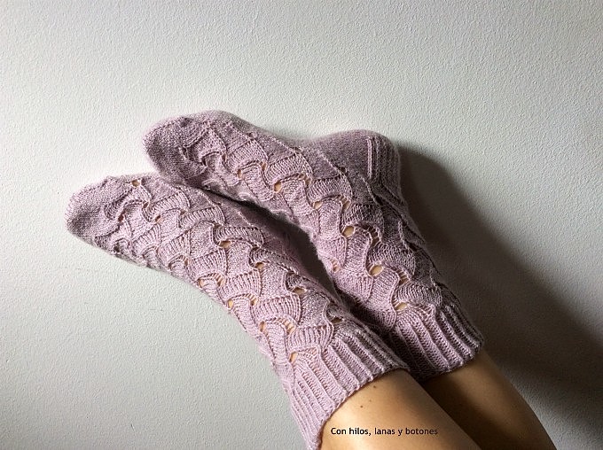 Con hilos, lanas y botones: Calcetines Ondiñas (patrón Lola Dacosta)