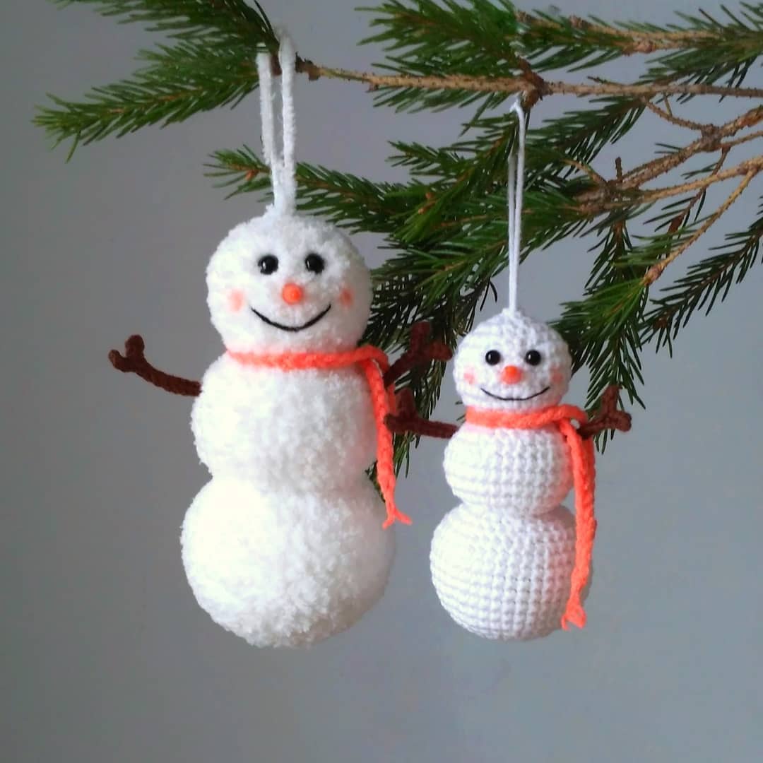 Игрушка снеговик на елку крючком