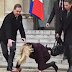رئيسة وزراء الدنمارك تسقط أمام قصر الإليزيه في باريس