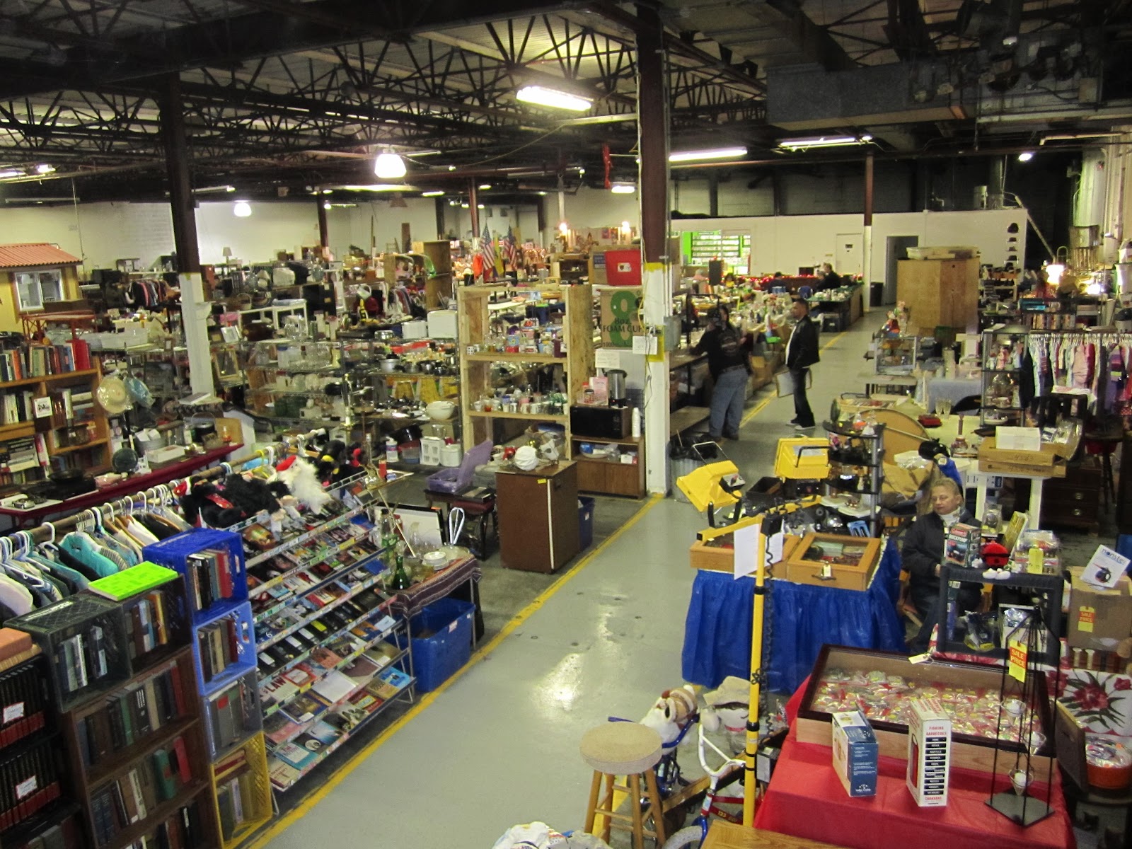 MOTORCITYBLOG WEEKEND PICKERS Indoor Flea Market Christmas In July weekend July 1315