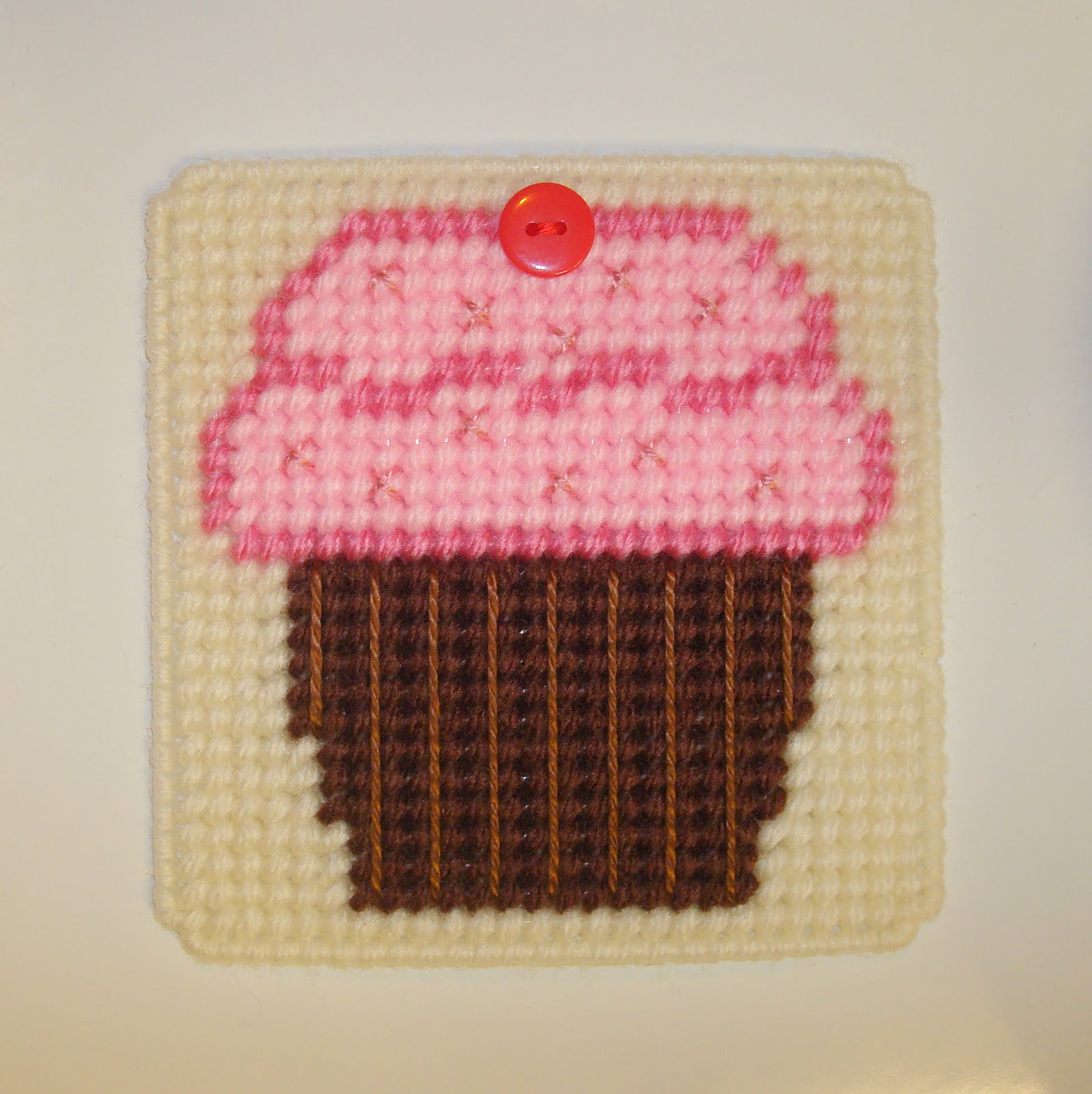 dly-s-hooks-and-yarns-cupcake-plastic-canvas-coaster