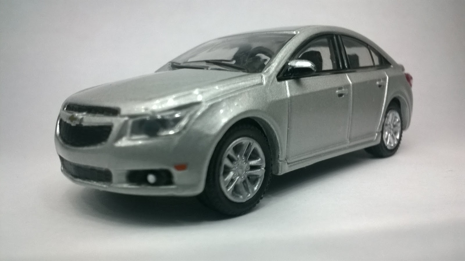 Minicarsbr: Chevrolet Cruze California Toys 1:64