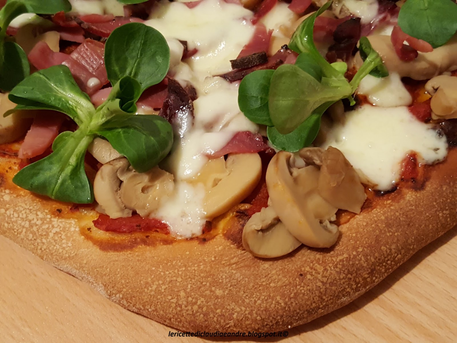 Pizza con pomodoro, speck, funghi champignon, asiago e valeriana ...