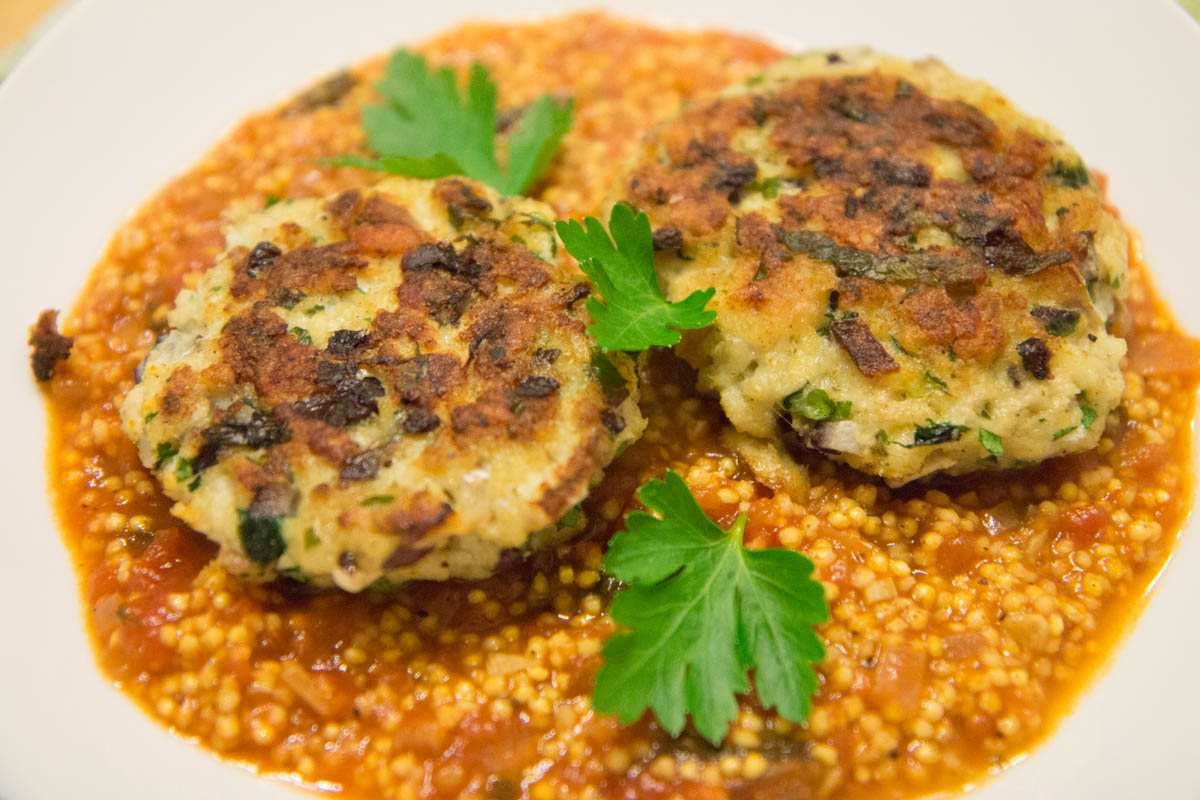 Ganz einfache Küche: Fischfrikadellen in Hirse-Tomatensauce