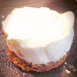 Low Carb Sahnemousse-Beeren-Törtchen