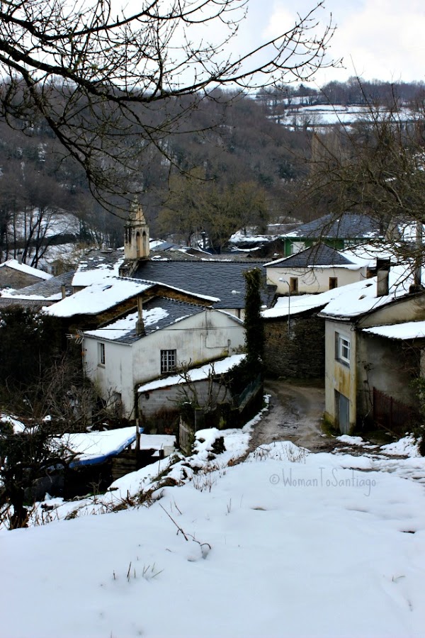 foto de aldea con nieve