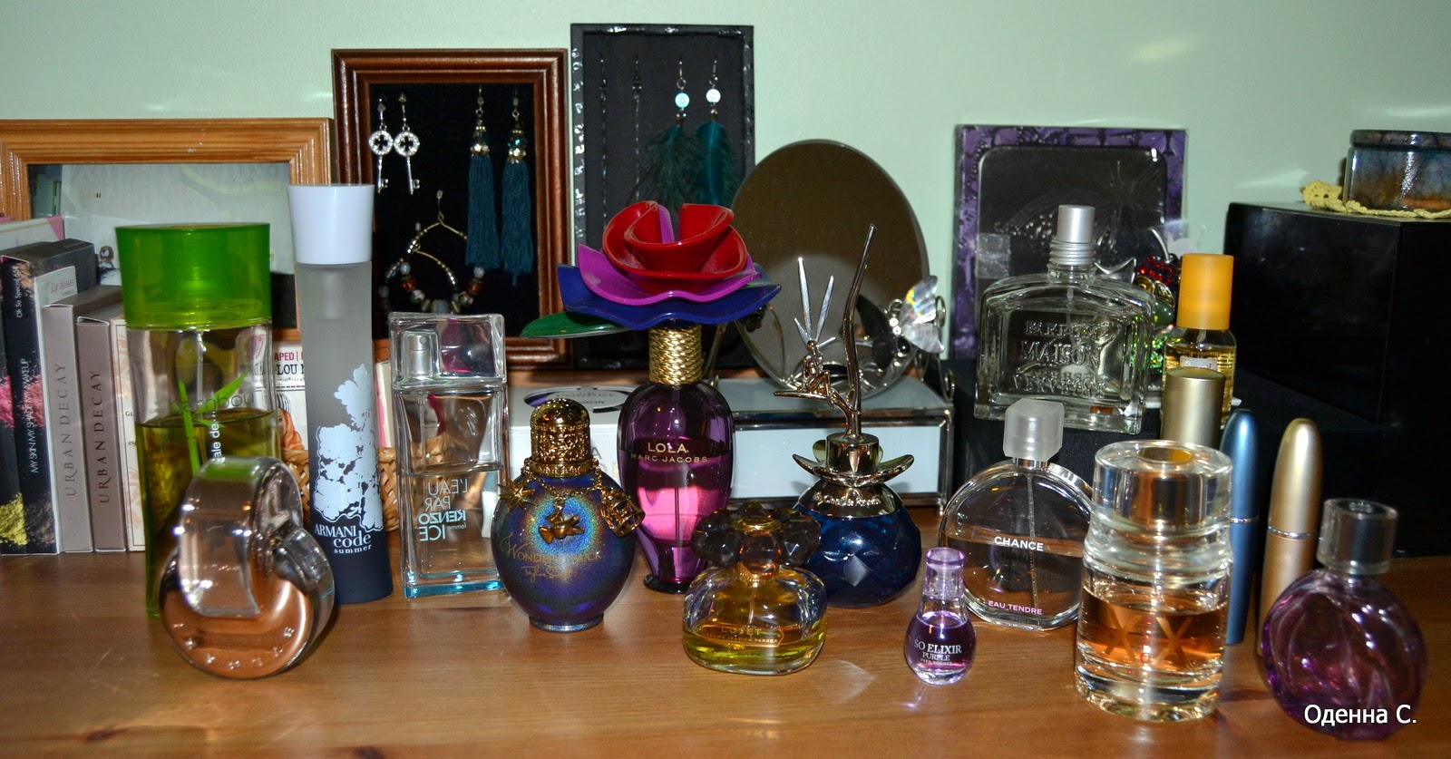 дизайнерские упаковки духов. брокард новая коллекция. духи на туалетном столике. столик с духами. элитный парфюм.