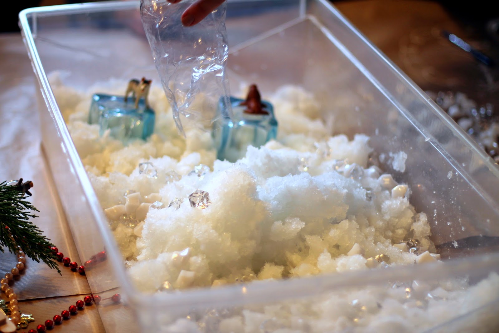 Искусственный снег. Искусственный снег пушки. Украшение искусственным снегом. Как сделать снег в тг 2023 андроид. Искусственный снег из ваты.