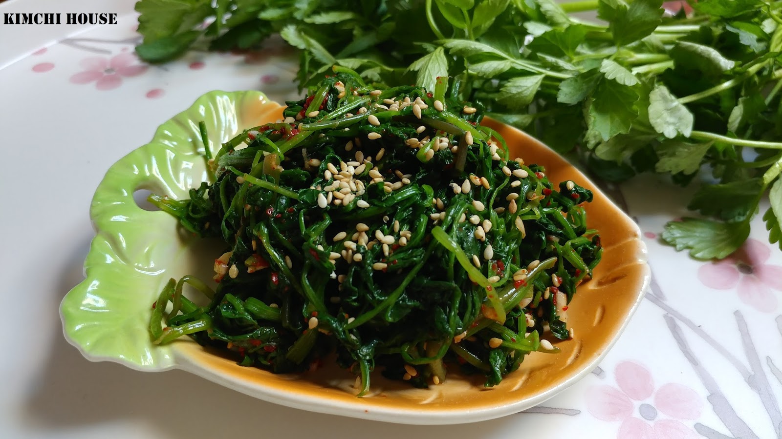 Kimchi House "Minarimuchim"(seasoned water dropwort)/ 凉拌水芹菜/미나리 무침