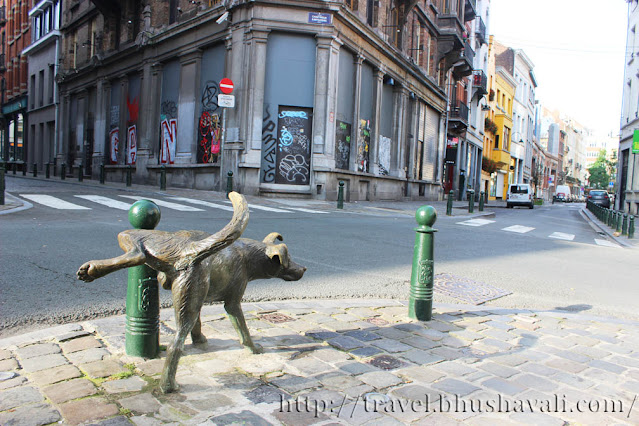Het Zinneke Peeing Dog Statue in Brussels