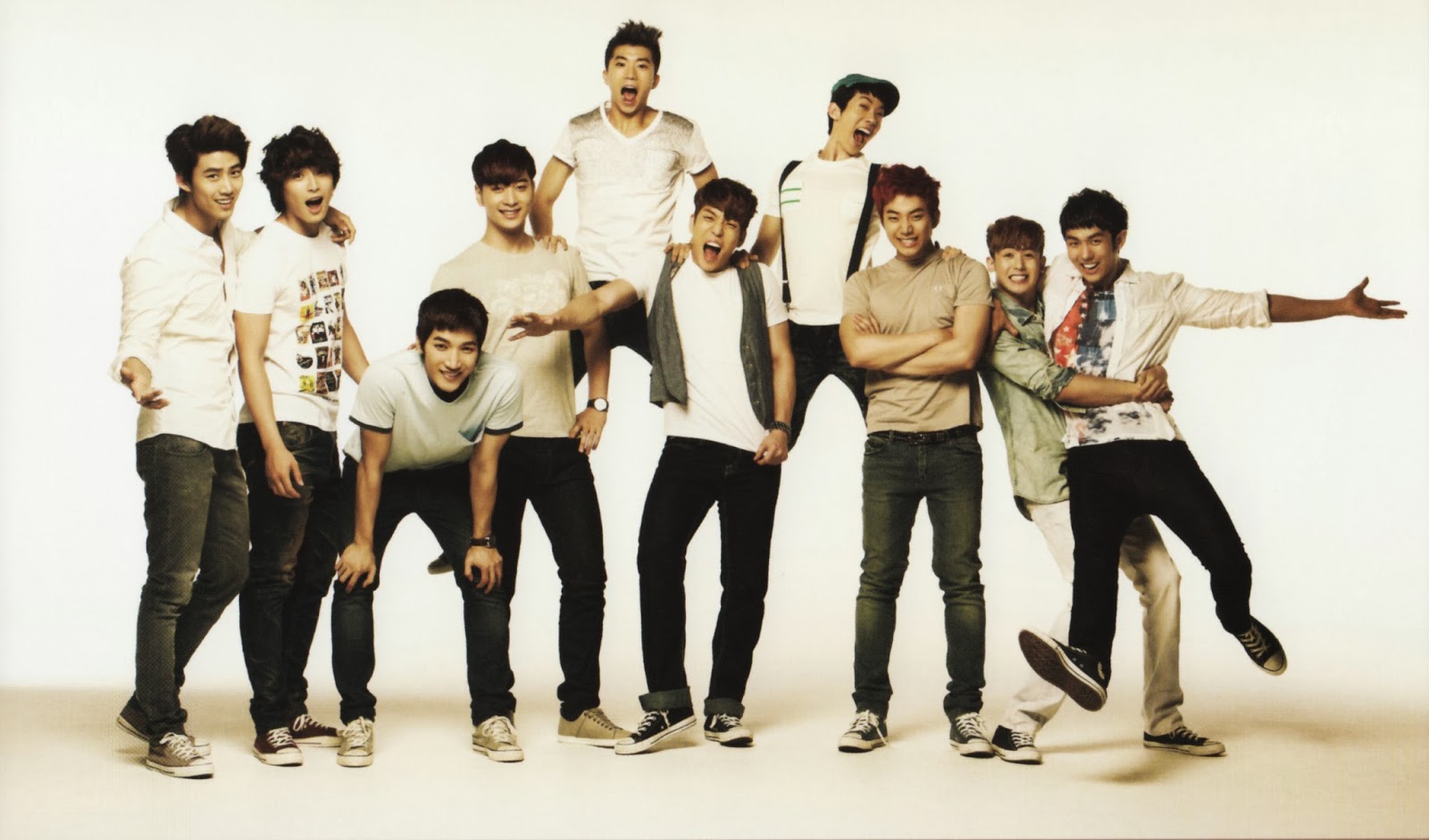 Notice to the world. Группа 2am собачками. Oneday группа фото. 2am. OKCAT 2 PM.