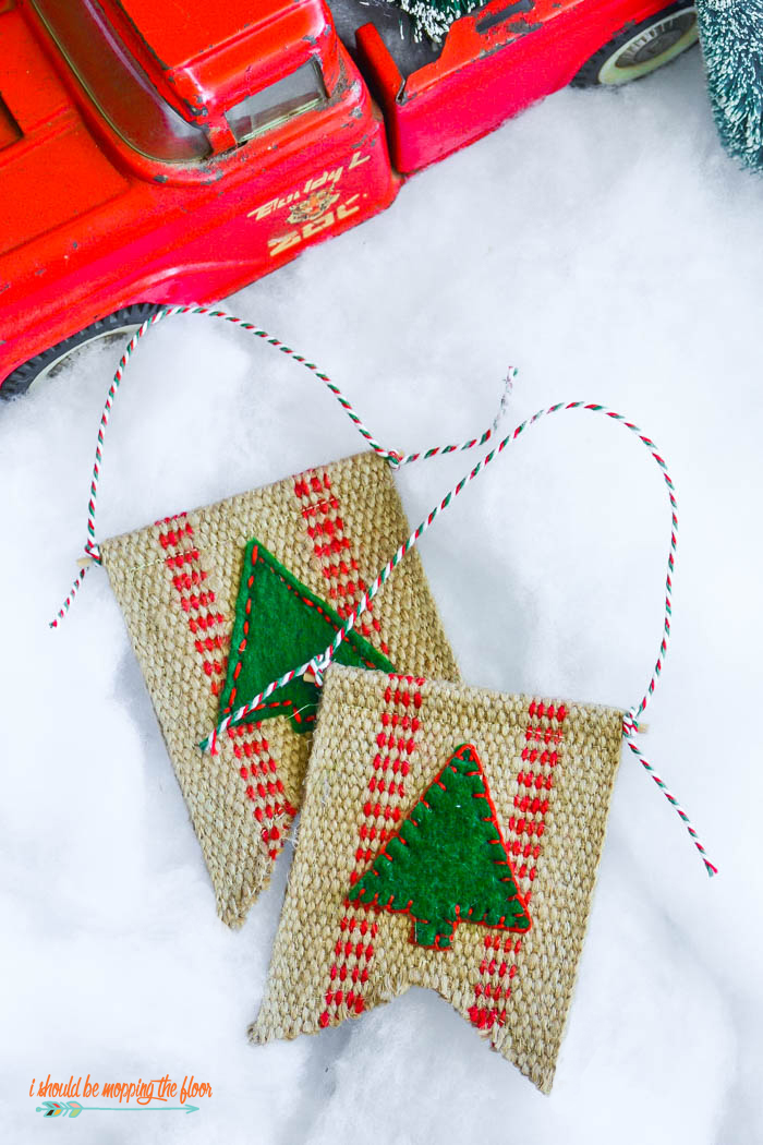 Handmade Jute Christmas Ornament | This vintage, farmhouse ornament is the perfect craft for your Christmas tree.