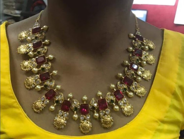 Ruby Mango Set with Flower Motifs Ruby Mango Set with Flower Motifs