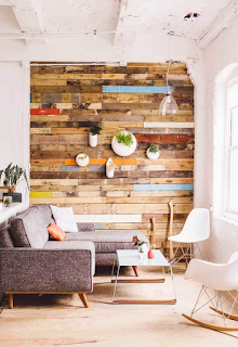 Hiasan dinding ruang tamu minimalis dari kayu