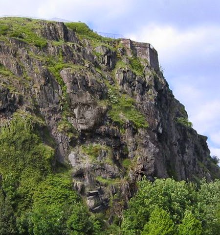 Hanya gunung batu saja, apa sih keistimewaaannya? Ternyata ada wajah manusia lho.