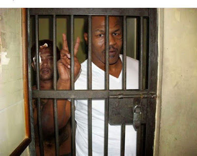 Mike Tyson ditahan karena kasus kekerasan, korbannya ada dibelakang dia Mike Tyson ditahan karena kasus kekerasan, korbannya ada dibelakang dia