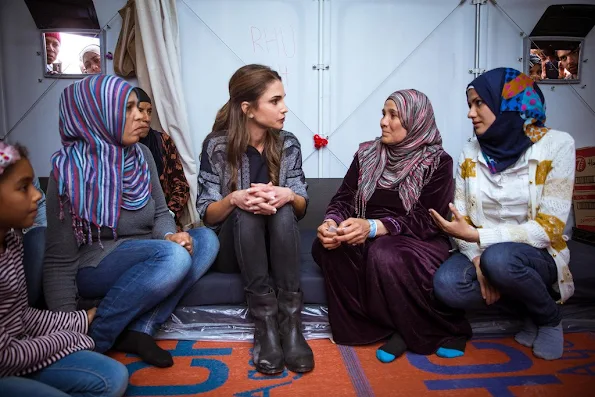 Queen Rania of Jordan meets Syrian refuges at the Karatepe municipality camp