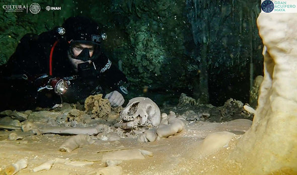 Des archéologues sous-marins étudiant le plus grand système de grottes inondés au monde ont découvert des restes humains vieux de 9000 ans