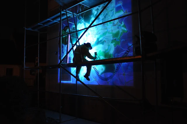Malowanie loga na elewacji budynku, mapa UV świecąca w ciemności, mural UV