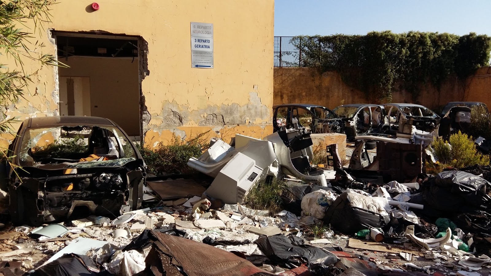 Carcasse d'auto nell'ex Villa Russo di Miano