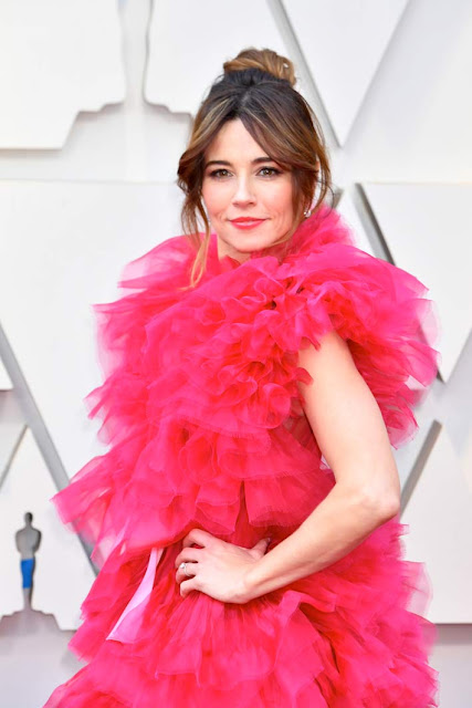 Linda Cardellini ha scelto i gioielli delle collezioni da sposa di Harry Wiston “Belle and The One”: orecchini “Belle diamond” da 4,68 carati incastonati in platino e anello con taglio cushion da 3,07 carati, sempre in platino.