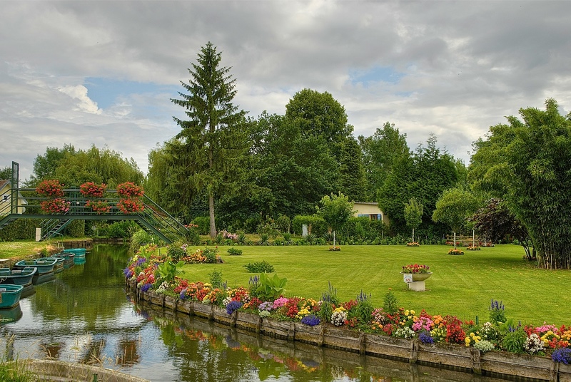 Hortillonnages. Jardines flotantes de Amiens, Picardía, Francia