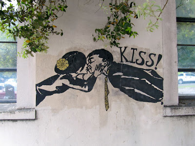 Una pareja besandose en la calle
