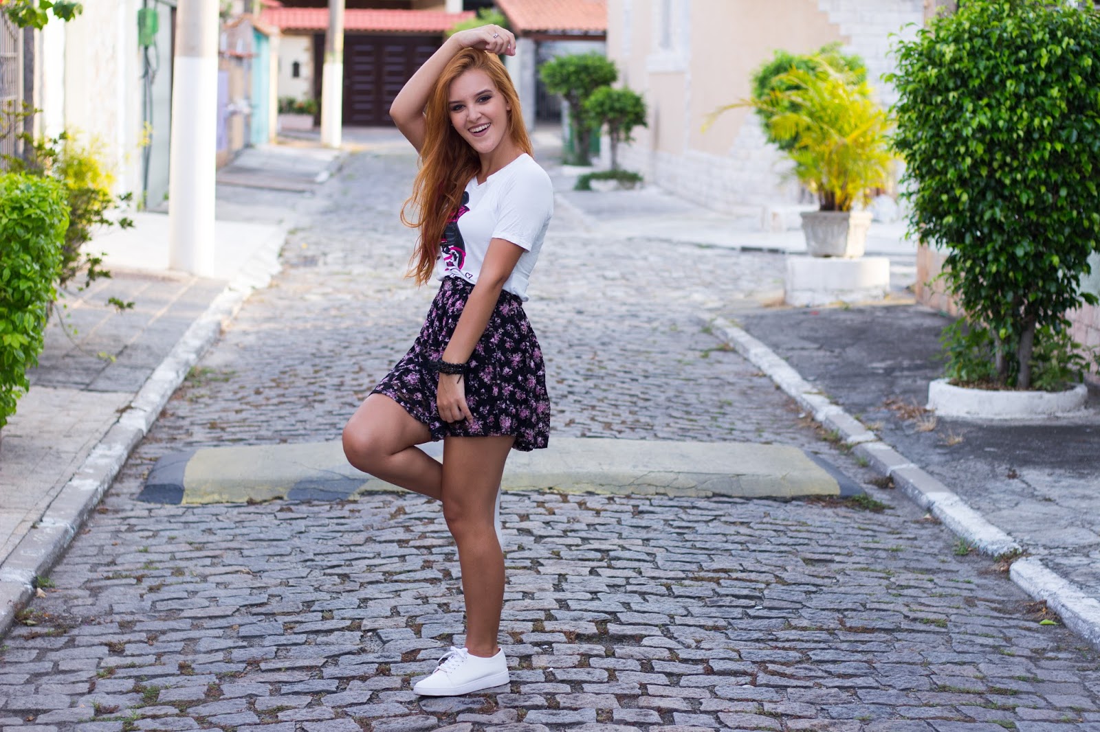 saia branca com tenis branco