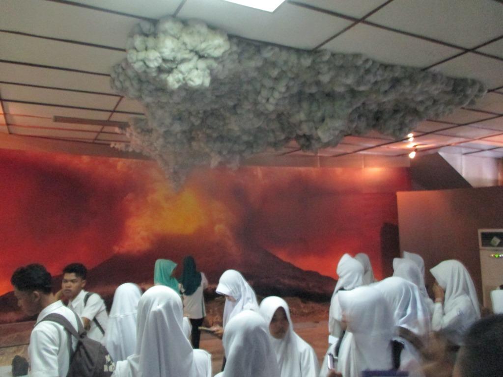 Karya Wisata Ilmiah ke Museum Lampung dan Pantai Mutun