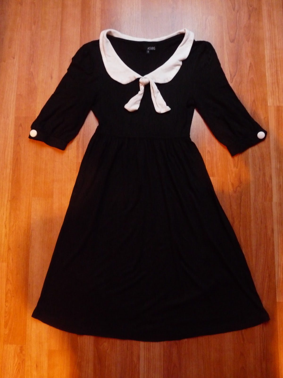 Le vide dressing de Coppélia Robe noire Asos col claudine blanc