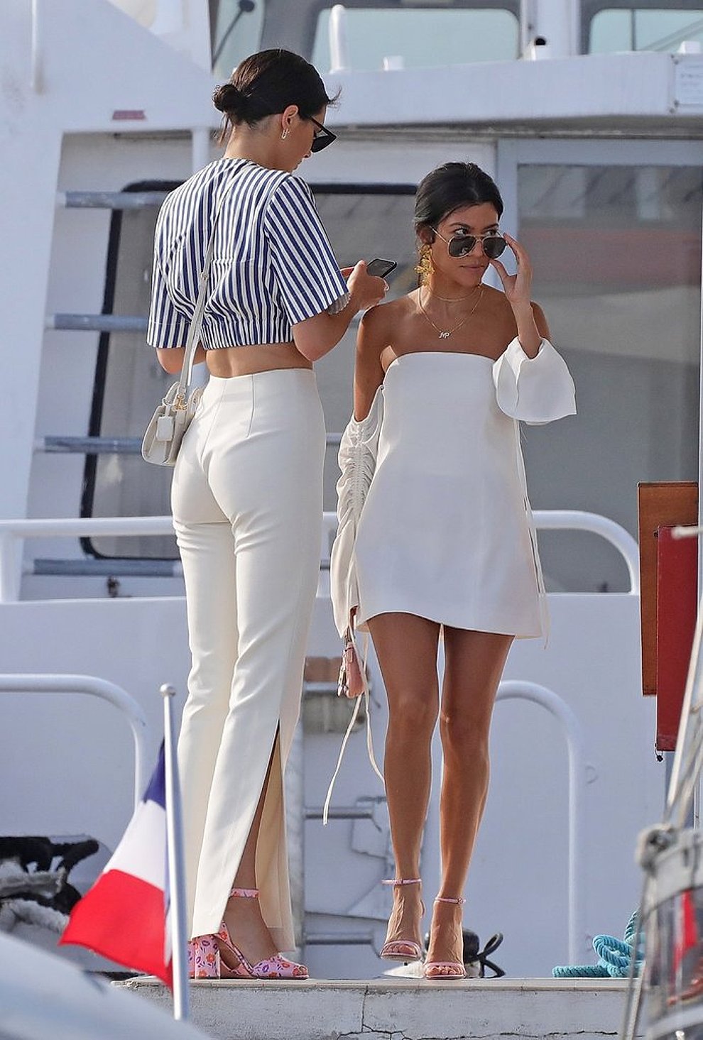 Kourtney Kardashian y Kendall Jenner navegando por Cannes Celebrities