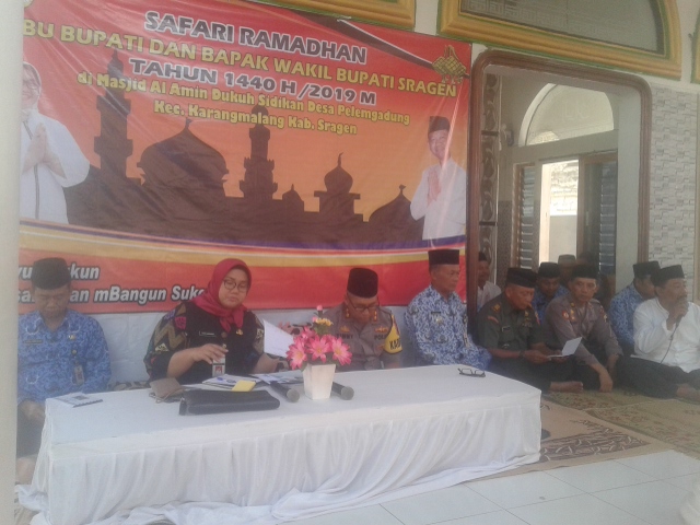 Bupati Sragen Bagikan 596 paket Sembako Untuk Warga Desa Pelemgadung