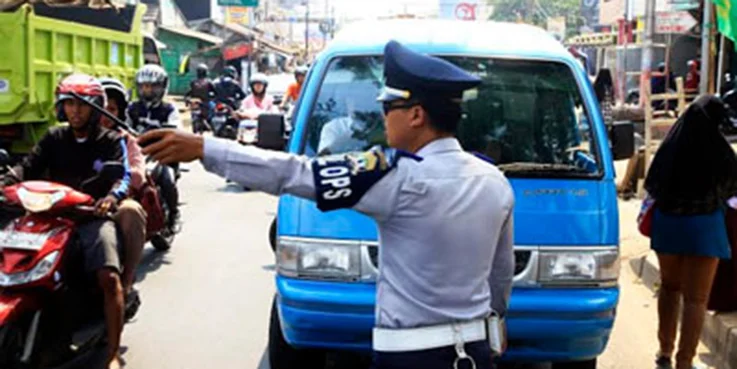 Petugas melakukan penertiban Angkot. Ilustrasi
