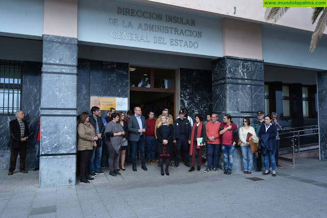 Minuto de silencio en repulsa por el último caso de violencia de género en Tenerife