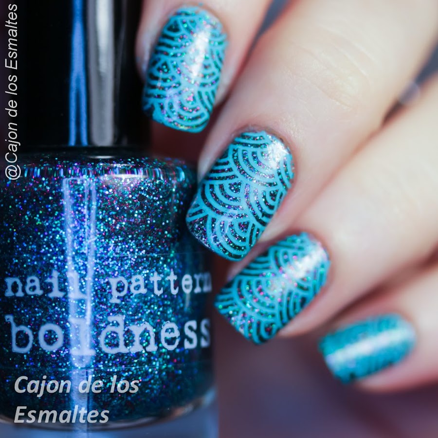 Uñas con olas o escamas de dragón