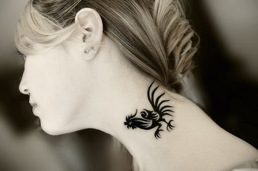 Pau incrível tatuagem no pescoço para mulheres