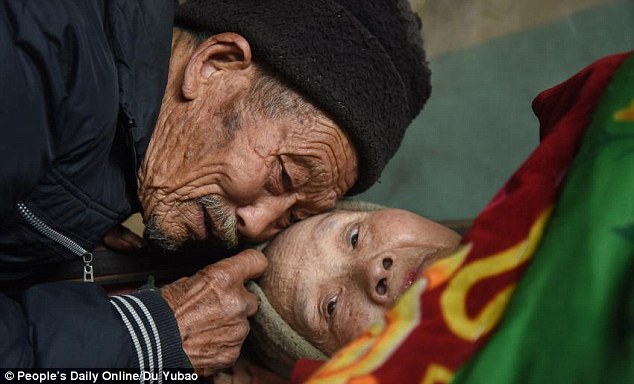 Tolak Ceraikan Istrinya yang Lumpuh, Pria Ini Malah Merawatnya Hingga 56 Tahun Tolak Ceraikan Istrinya yang Lumpuh, Pria Ini Malah Merawatnya Hingga 56 Tahun