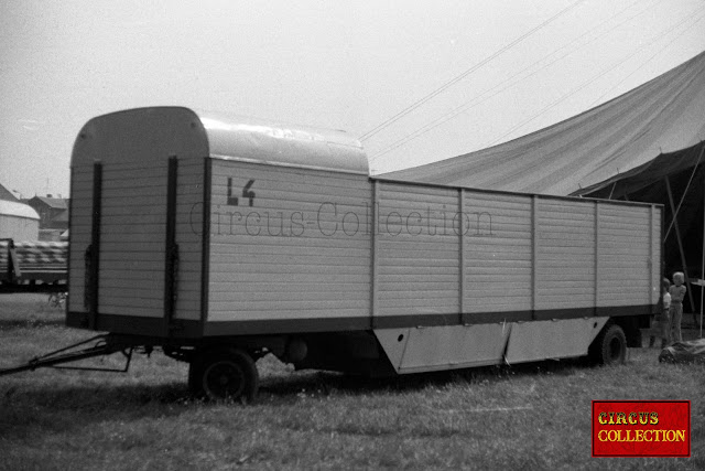 roulotte pour le transport du matériel di cirque allemand 