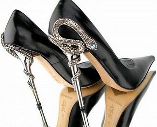 Black shoes with pointed tip and heels like snakes | Ladies Fashionable