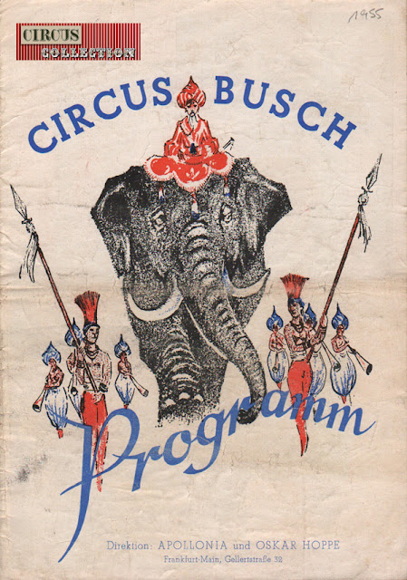 un majestueux éléphant monté par un maharadjah entourée de sa troupe orientale illustre pa première page du programme papier de la saison 1955  