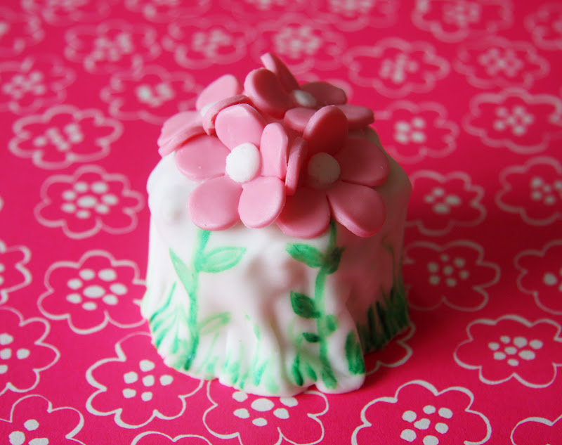 Love Pink Daisy Cakes