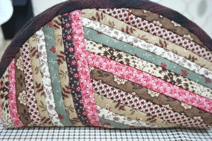 Quilts Zippers Pouch, Cosmetics Bag. DIY tutorial in pictures.