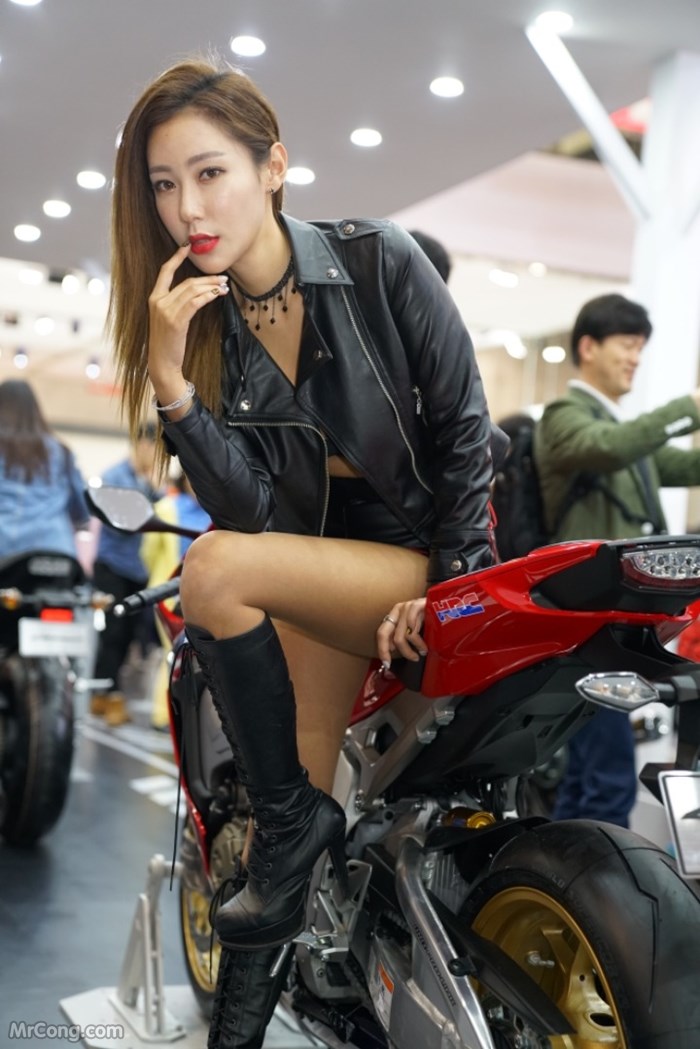 Kim Tae Hee&#39;s beauty at the Seoul Motor Show 2017 (230 photos) photo 11-1